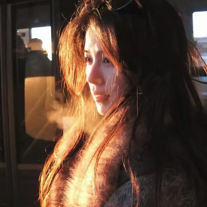 向天真的女生投降
